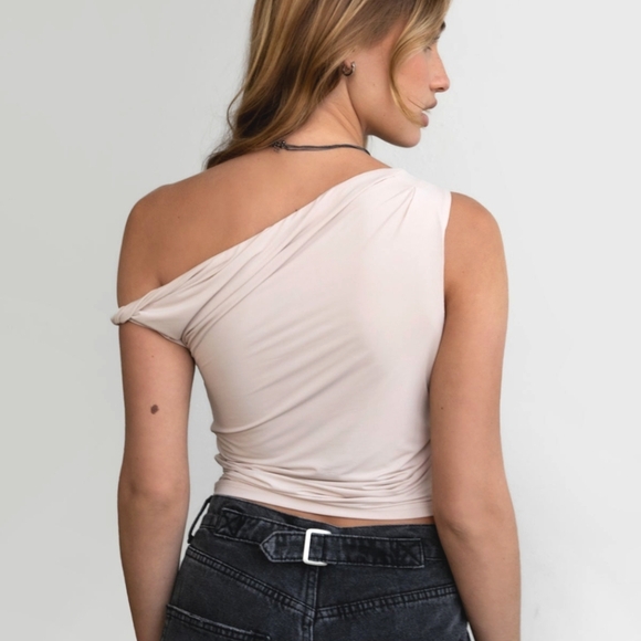 Off The Shoulder Top. - Picture 2 of 4